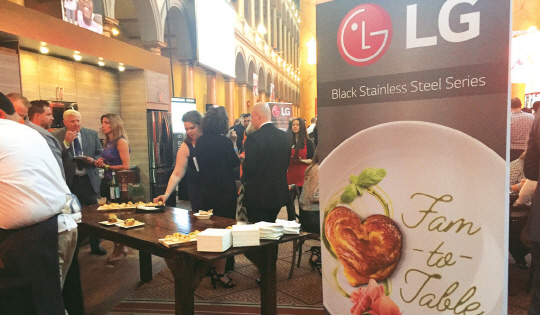 4일(현지시간) 미국 워싱턴 국립건축박물관에서 열린 아동 결식 퇴치를 위한 기금 모금 캠페인 '노 키드 헝드리' 행사에서 참가자들이 LG전자의 프리미엄 주방가전 '블랙 스테인리스 스틸 시리즈'를 이용해 만든 요리들을 즐기고 있다.    LG전자 제공